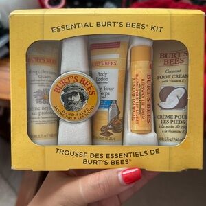BURT’S BEES ESSENTIALS KIT